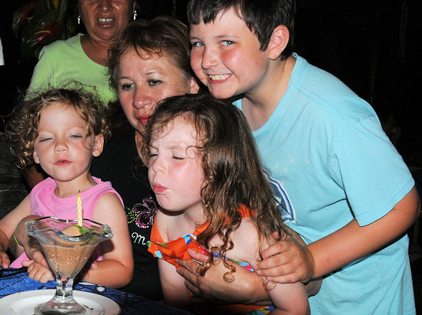 hawaii67.jpg.... Lila is 3